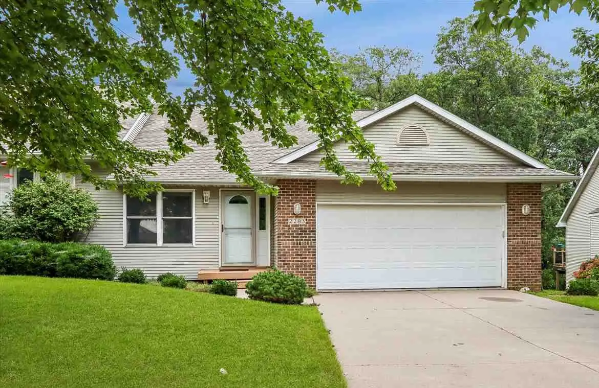 2283 E Grantview Dr, Coralville, IA 52241 - #1