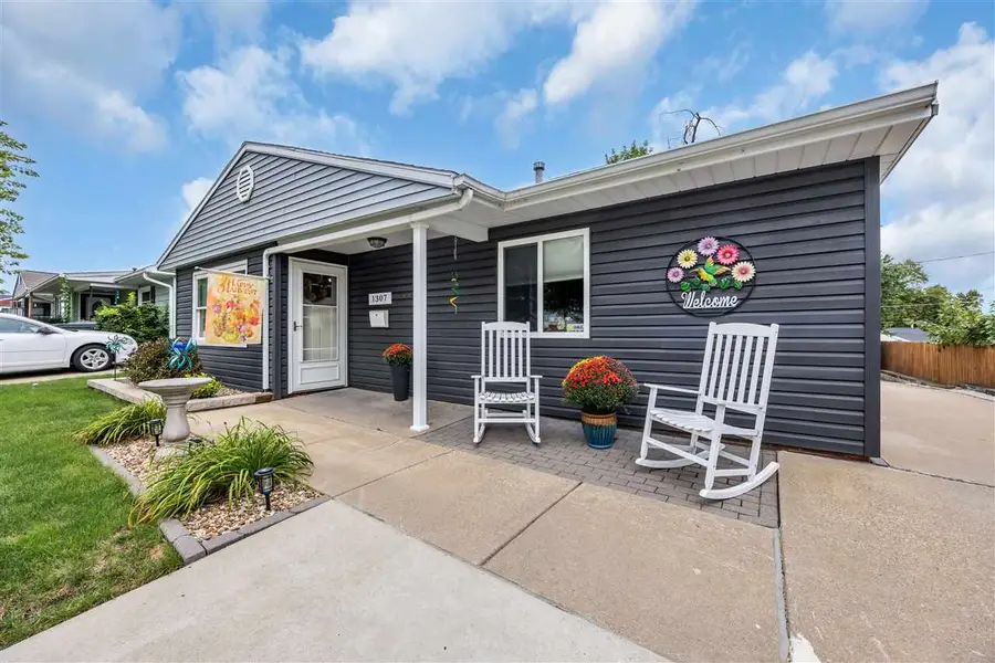 1307 18th St, Cedar Rapids, IA 52404 - #2