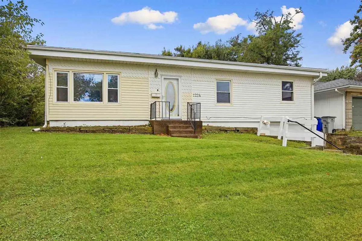 1224 SW 20th St, Cedar Rapids, IA 52404 - #1