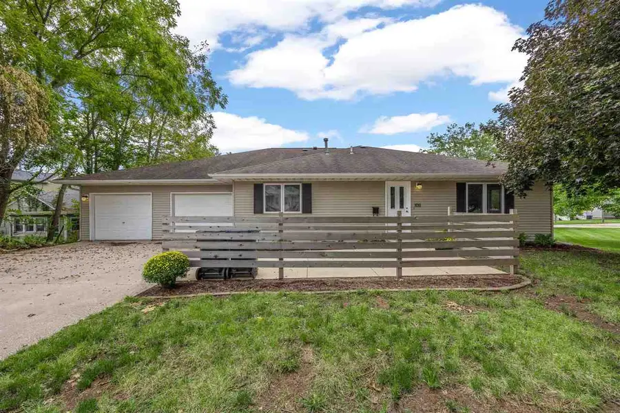 1011 Rochester Ave, Iowa City, IA 52245 - #2