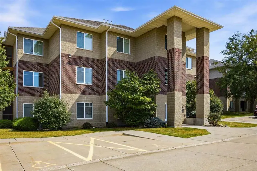 271 S Taft Ave, Iowa City, IA 52245 - #2
