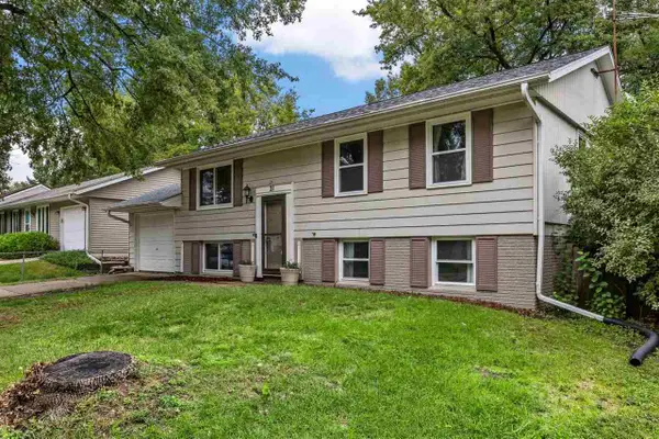 21 Regal Ln, Iowa City, IA 52240