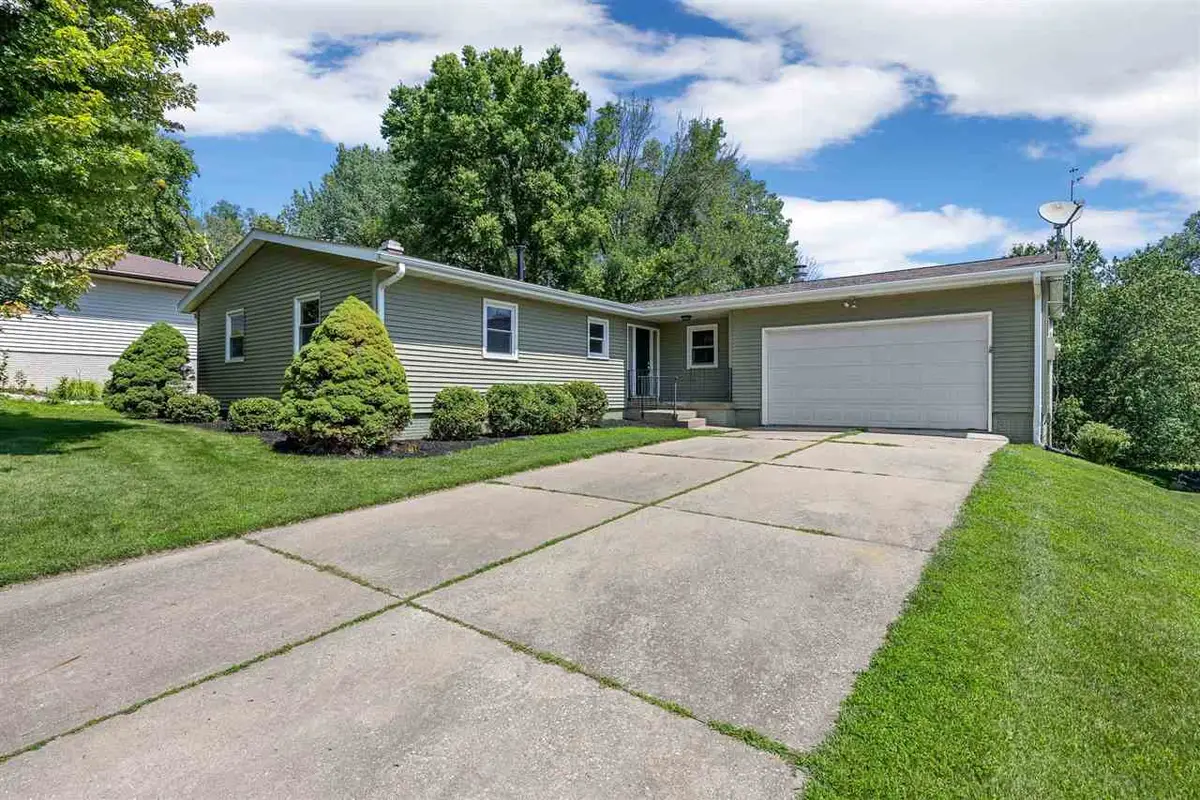 15 Riverview Dr NE, Iowa City, IA 52240 - #1