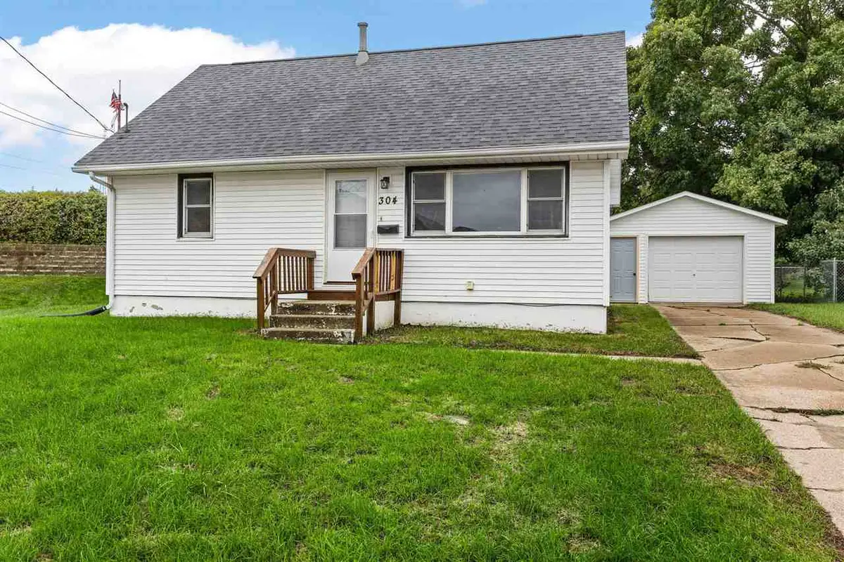 304 B Ave, Hiawatha, IA 52233 - #1
