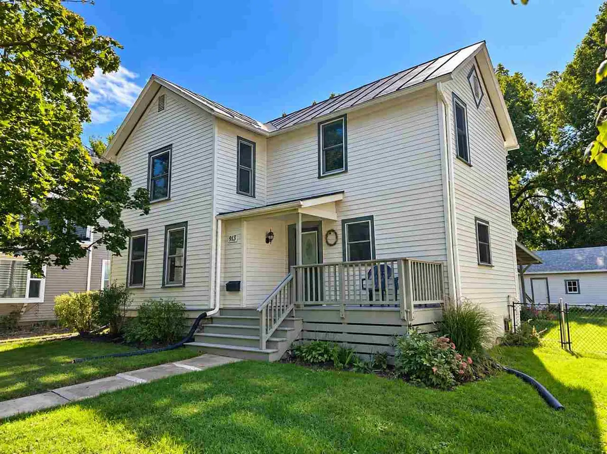 913 Walnut St., Iowa City, IA 52240 - #1