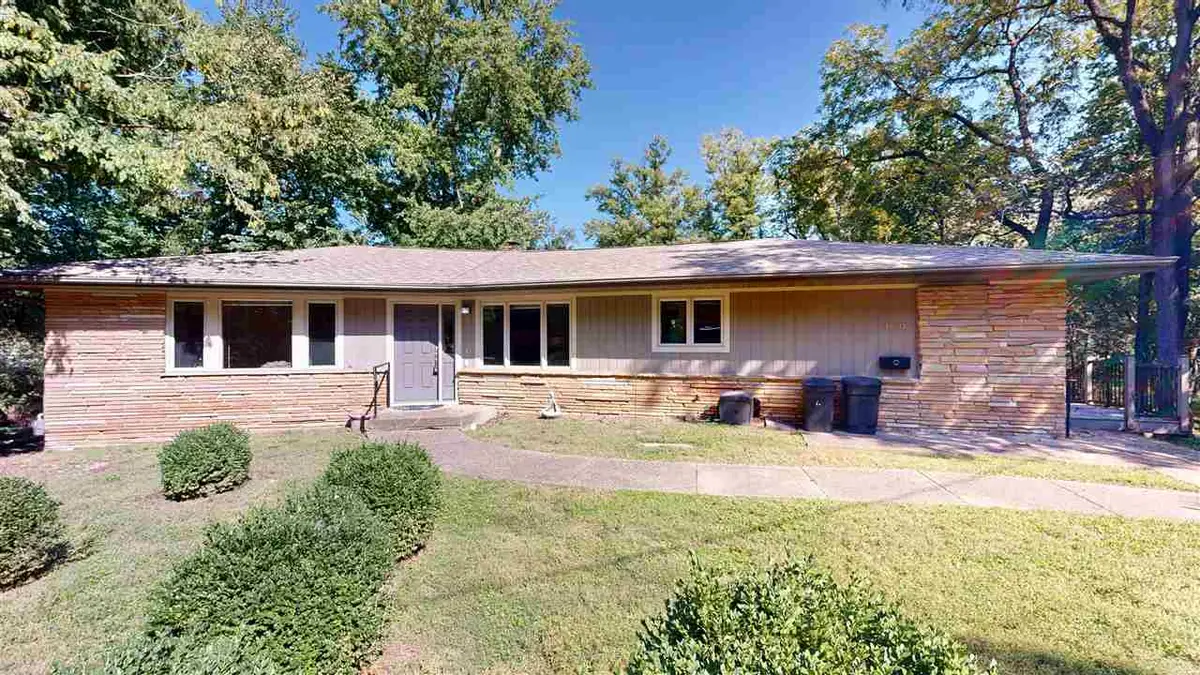 1050 Woodlawn Ave, Iowa City, IA 52245 - #1