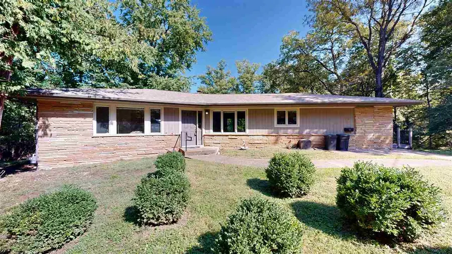 1050 Woodlawn Ave, Iowa City, IA 52245 - #2