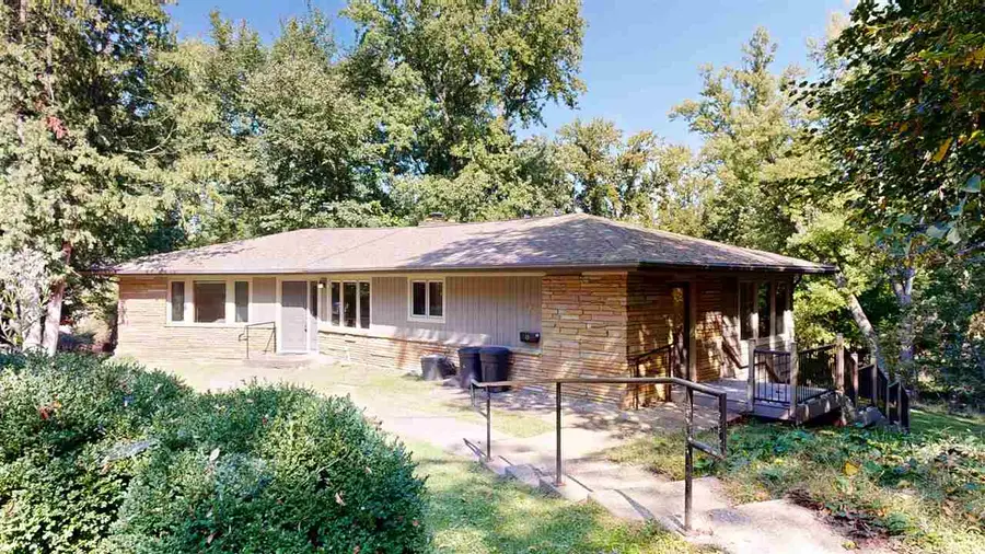 1050 Woodlawn Ave, Iowa City, IA 52245 - #3
