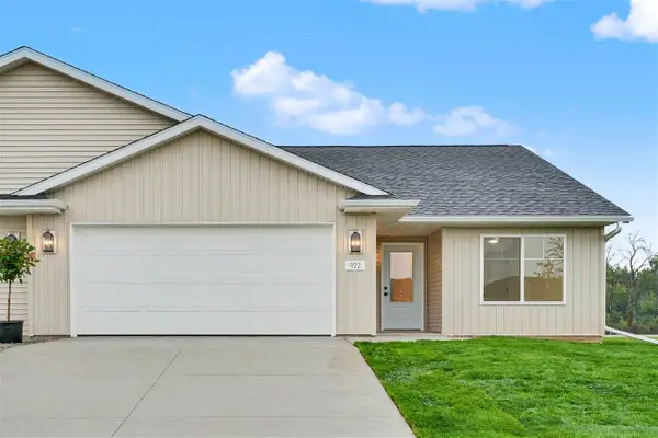 922 Oak Dr, Palo, IA 52324