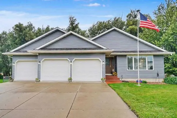 811 Valley Ct, Center Point, IA 52213