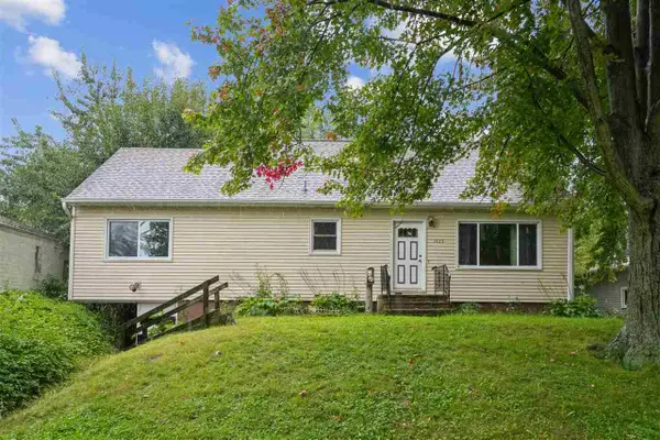 1425 Douglas Ct, Marion, IA 52302
