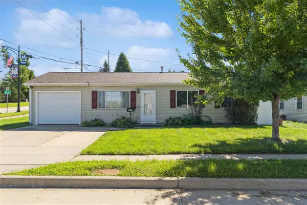 1085 Fairview Dr, Marion, IA 52302