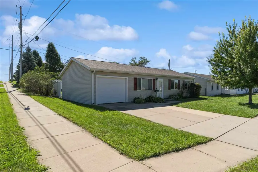 1085 Fairview Dr, Marion, IA 52302 - #2
