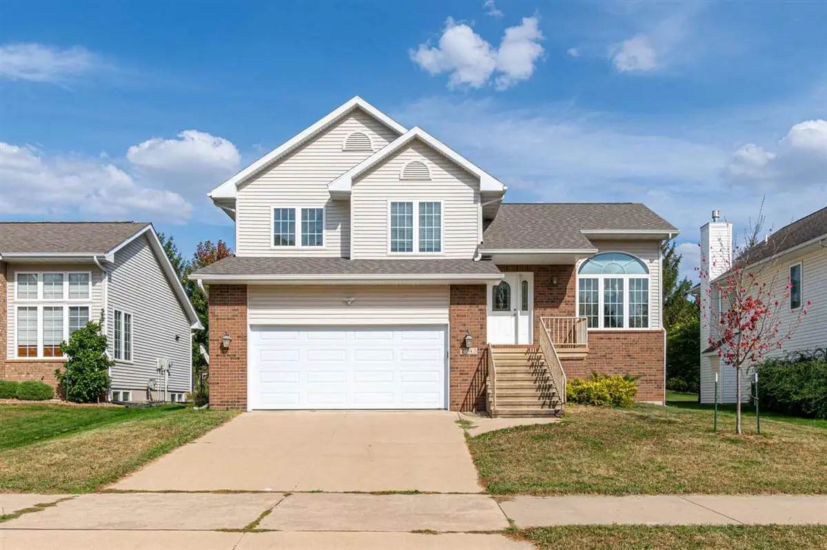 2043 Timber Ln, Coralville, IA 52241 - #1