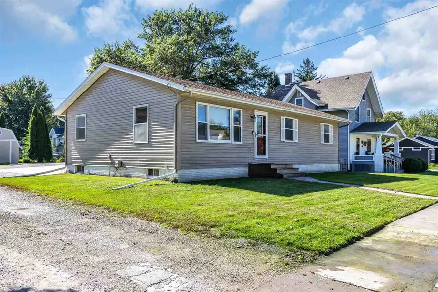 313 E 4th St, Solon, IA 52333 - #2