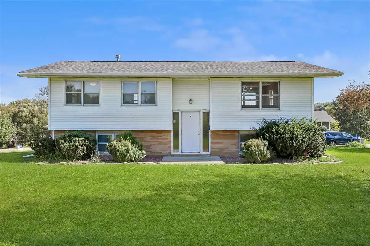 1733 Lake Front Dr NE, Solon, IA 52333 - #1