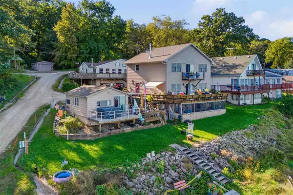 9868 F Ave., Wapello, IA 52653
