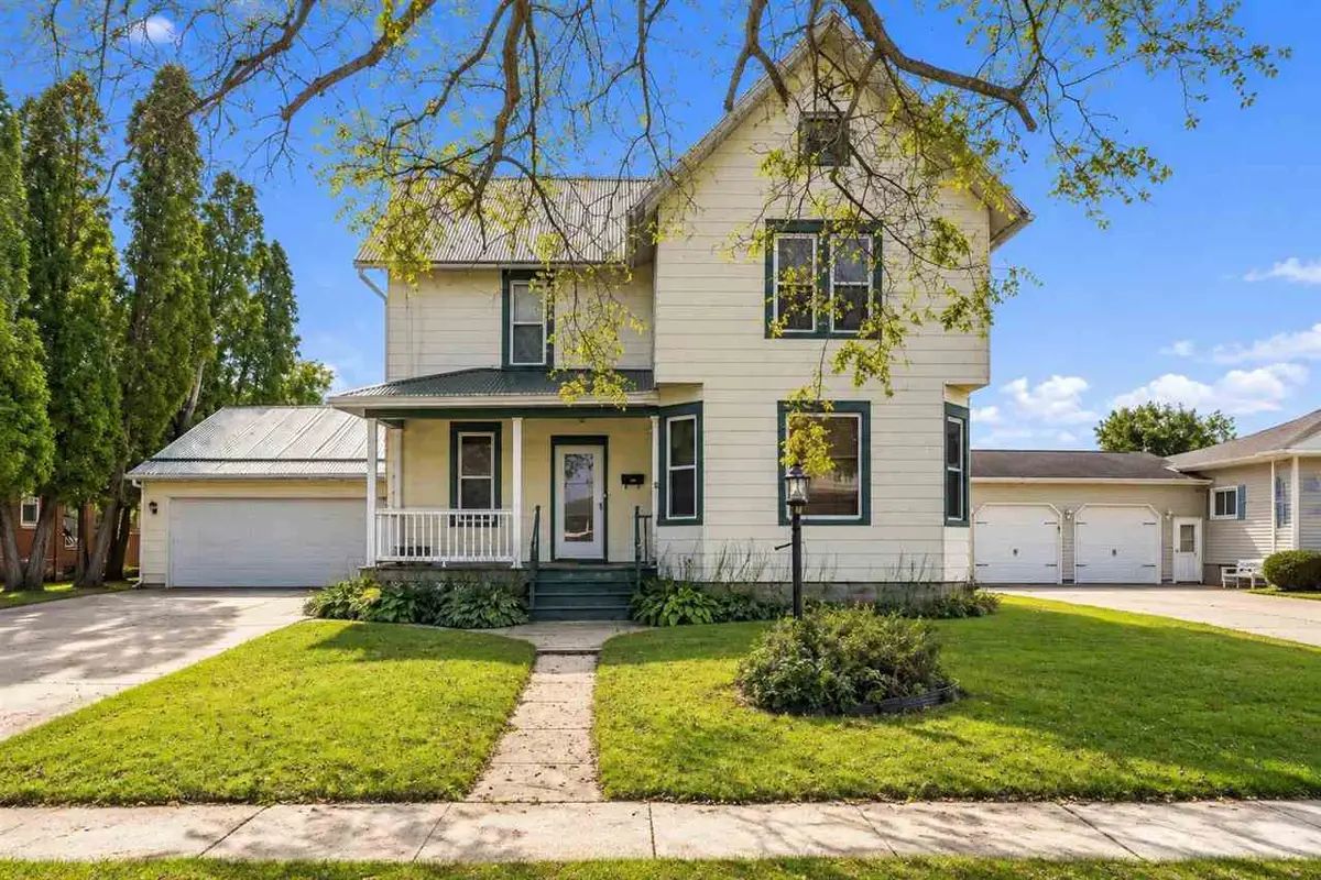 609 W 1st Ave, Dyersville, IA 52040 - #1