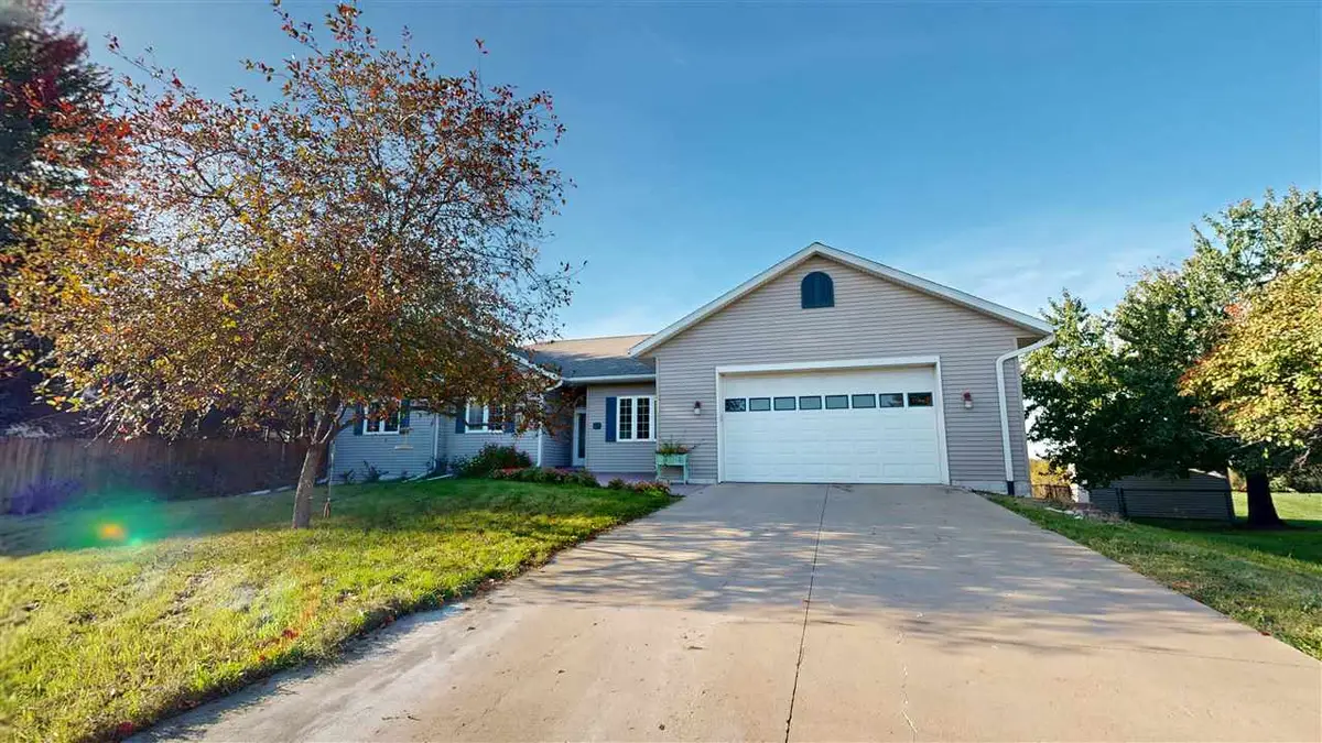 60 Goldfinch Cir, Iowa City, IA 52245 - #1