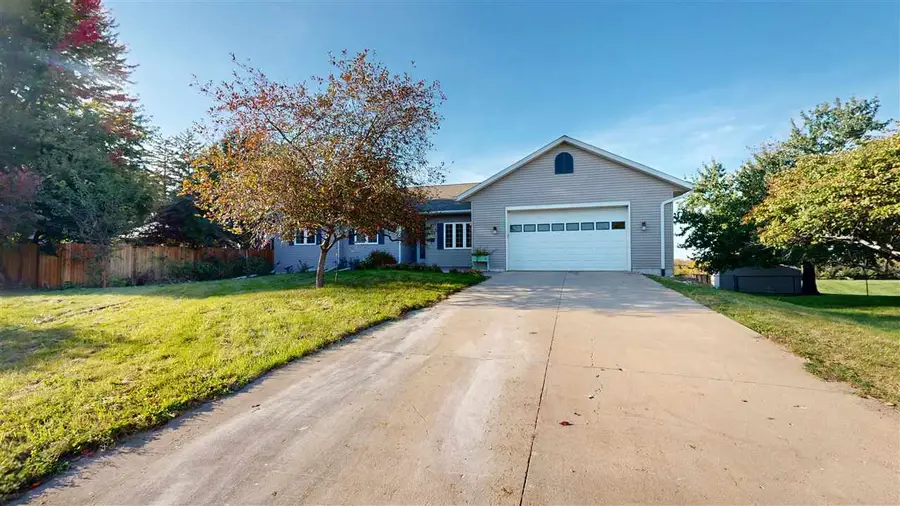 60 Goldfinch Cir, Iowa City, IA 52245 - #2