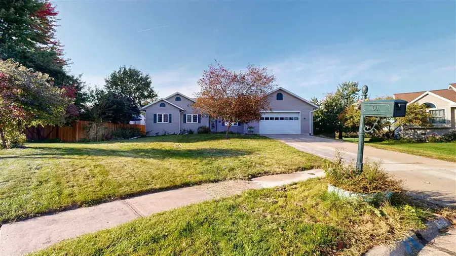 60 Goldfinch Cir, Iowa City, IA 52245 - #3