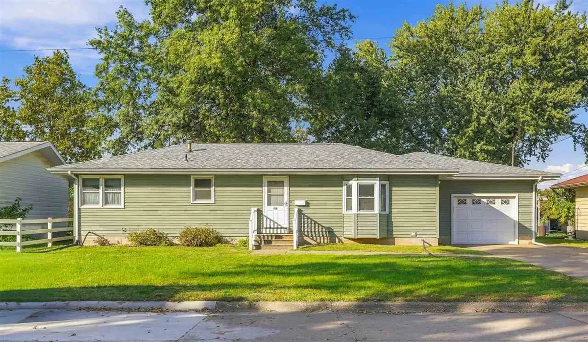 816 E Harrison St, Washington, IA 52353 - #1