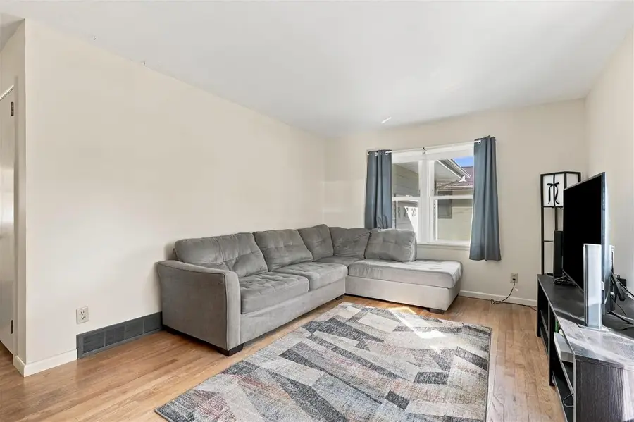 816 E Harrison St, Washington, IA 52353 - #3