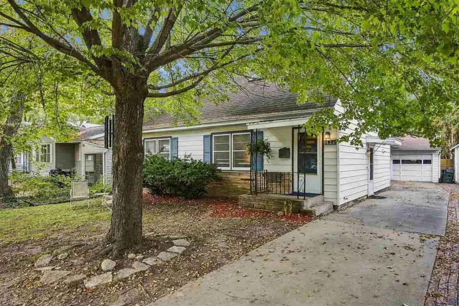 826 Walnut St, Iowa City, IA 52240 - #2