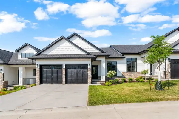346 Hidden Ridge Dr, Coralville, IA 52241