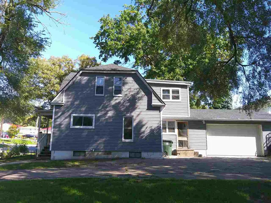 306 Parham St, Muscatine, IA 52761 - #2