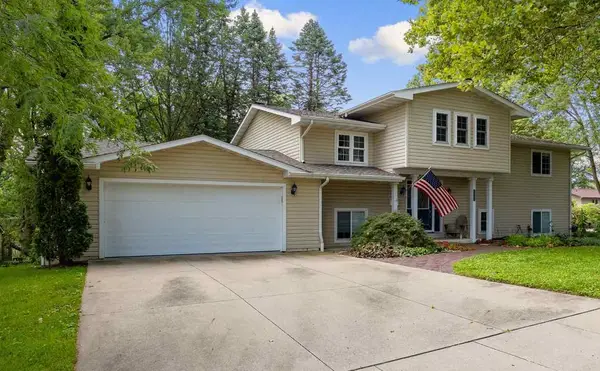 3105 Maplewood Ln, Iowa City, IA 52245
