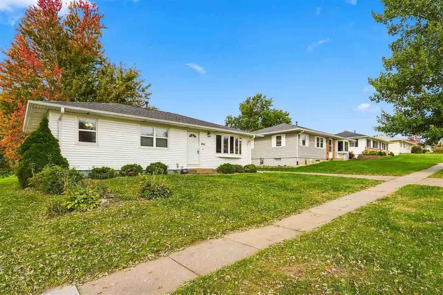 824 29th St NW, Cedar Rapids, IA 52405 - #2