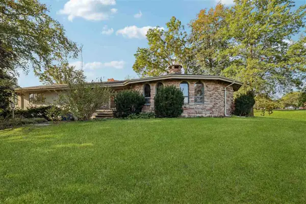 230 N Navajo Lane, North English, IA 52316
