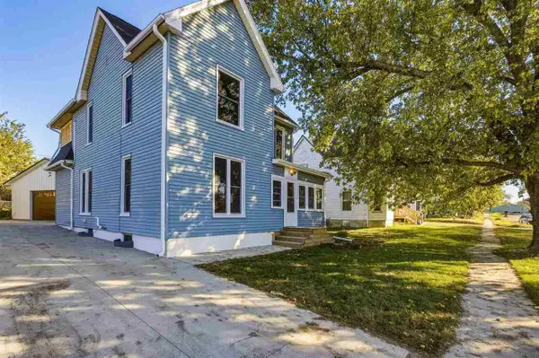 121 Grove St, Shellsburg, IA 52332