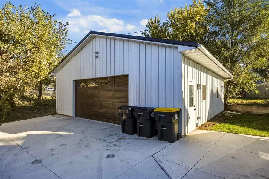 121 Grove St, Shellsburg, IA 52332 - #2