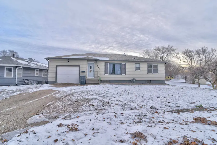 314 N 14th Street, Estherville, IA 51334 - #3
