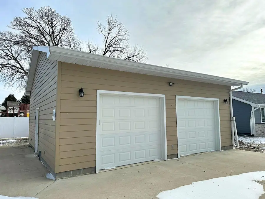 1802 Pleasant Street, Emmetsburg, IA 50536 - Image #3