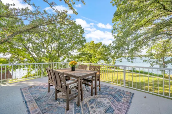 160 Pillsbury Pt, Arnolds Park, IA 51331