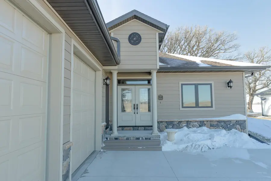 49491 Oak Tree Lane, Jackson, MN 56143 - Image #2