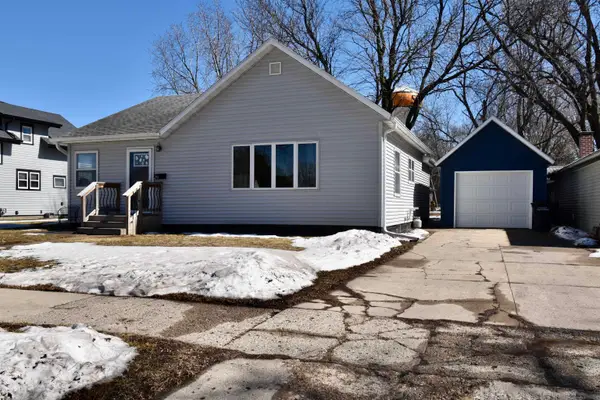 210 4th Ave, Sibley, IA 51249
