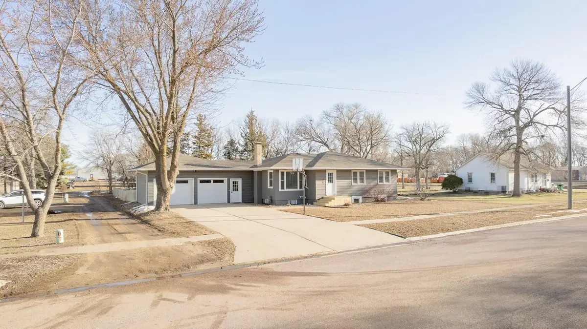 906 14th St, Milford, IA 51301 - #1