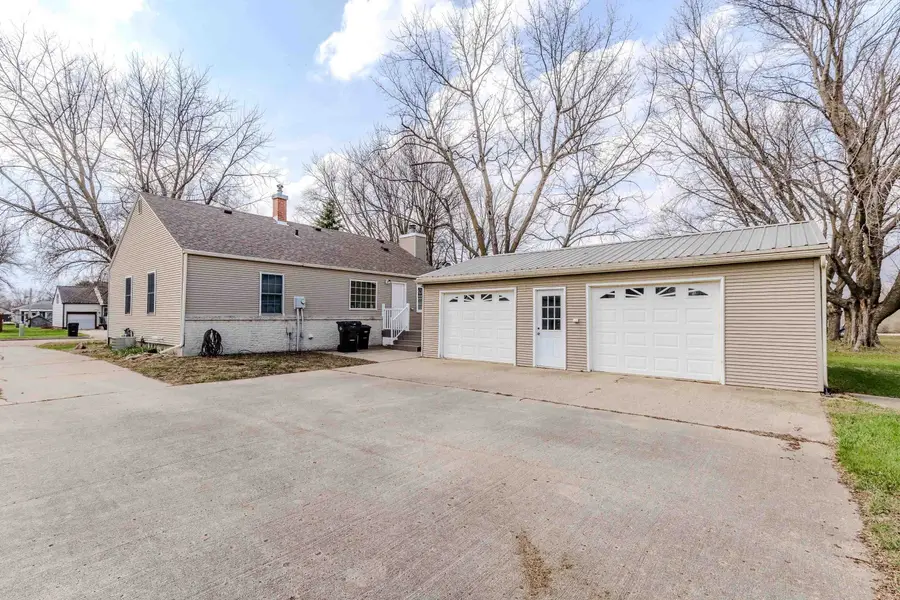 314 E 5th St, Lake Park, IA 51347 - #2