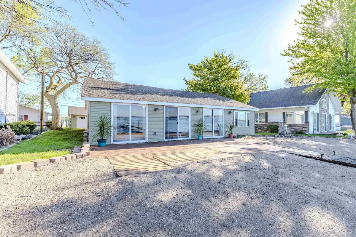 25031 Mcclelland Ln, Spirit Lake, IA 51360 - #1
