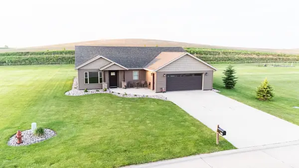 131 West Bay Rd, Lake Park, IA 51347