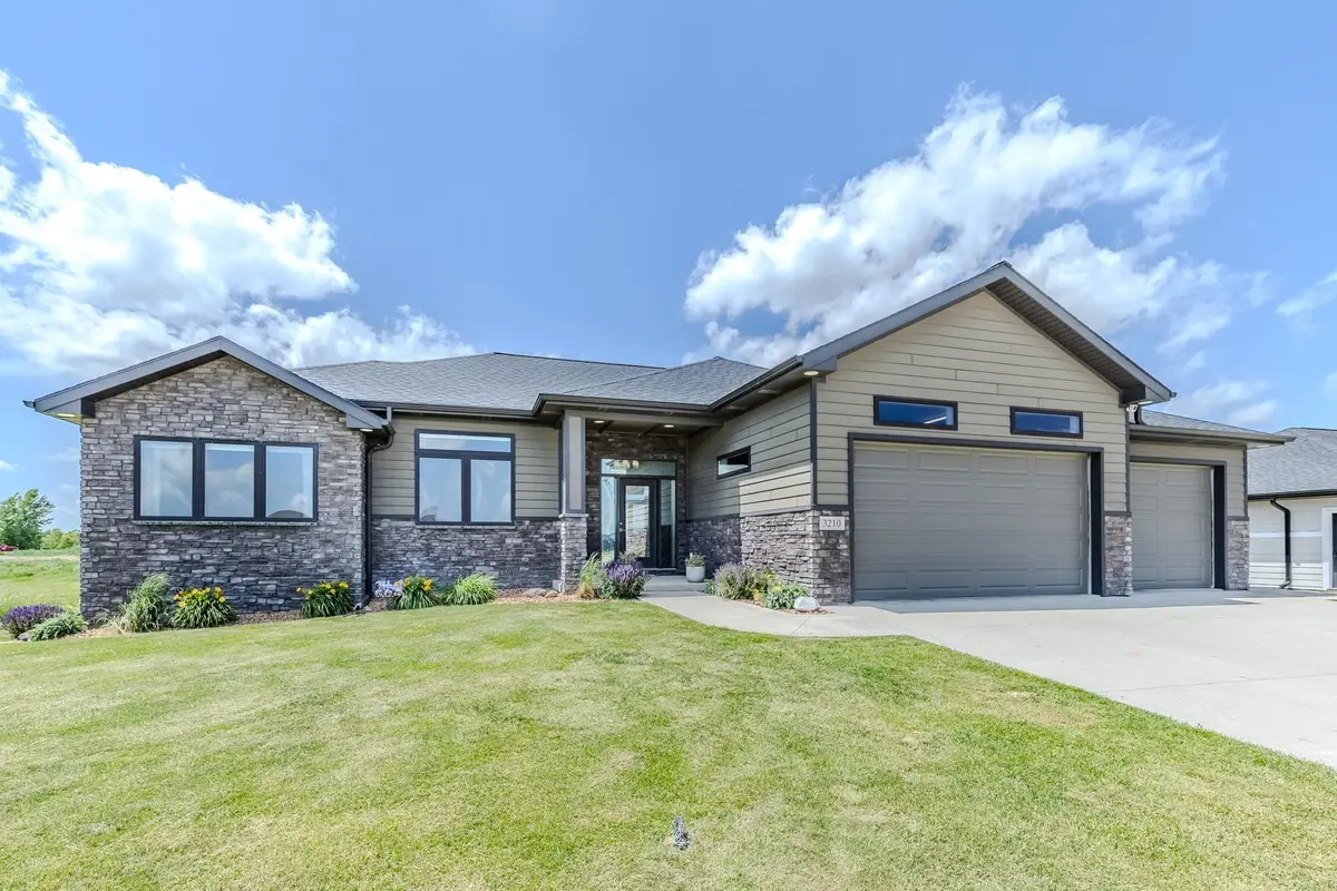 3210 Jolly Ct, Spirit Lake, IA 51360 - #1