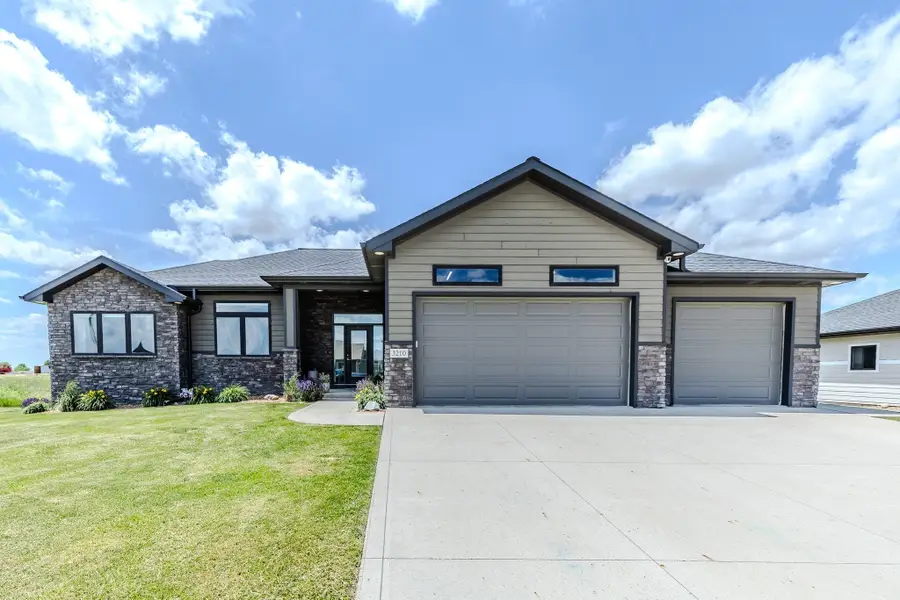 3210 Jolly Ct, Spirit Lake, IA 51360 - #2