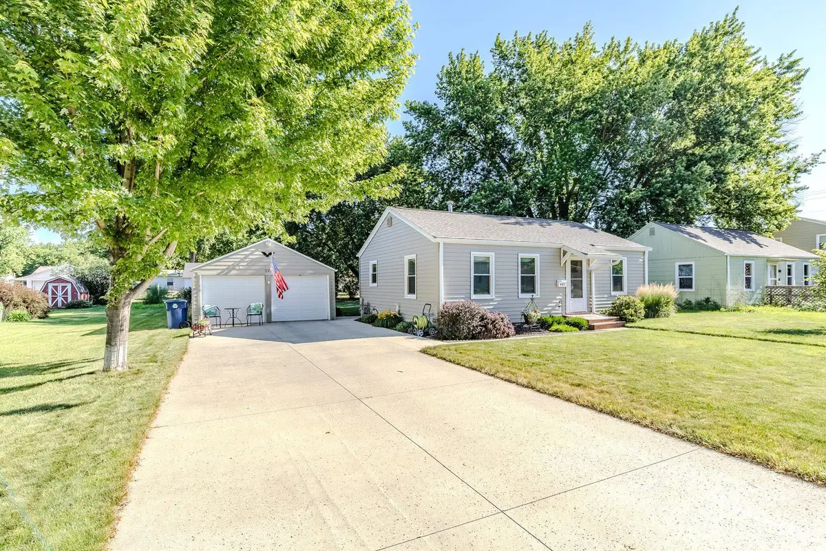 921 E 10th St, Spencer, IA 51301 - #1