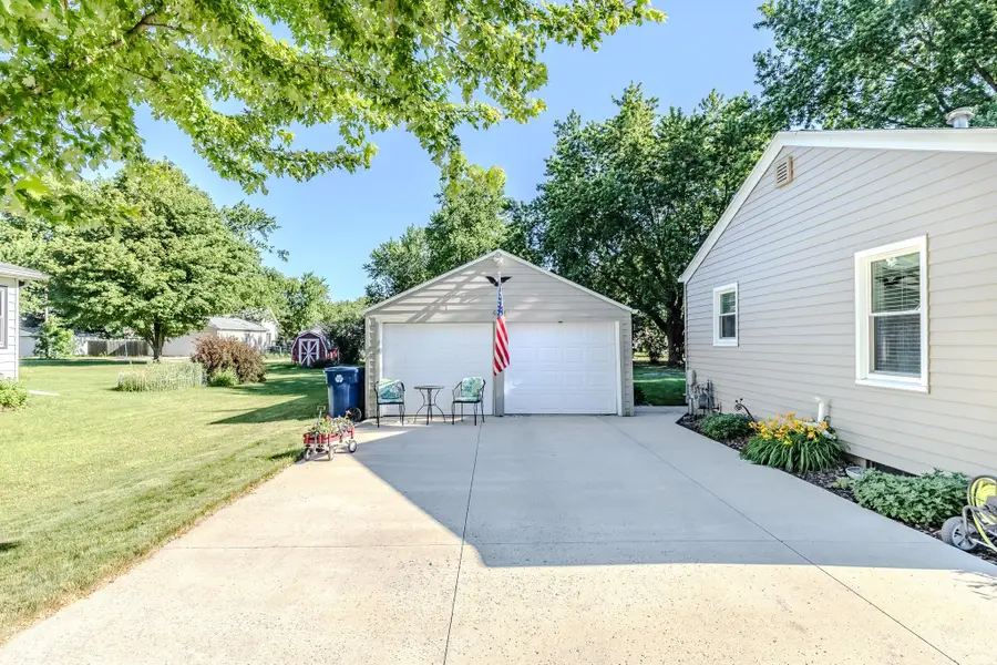 921 E 10th St, Spencer, IA 51301 - #2