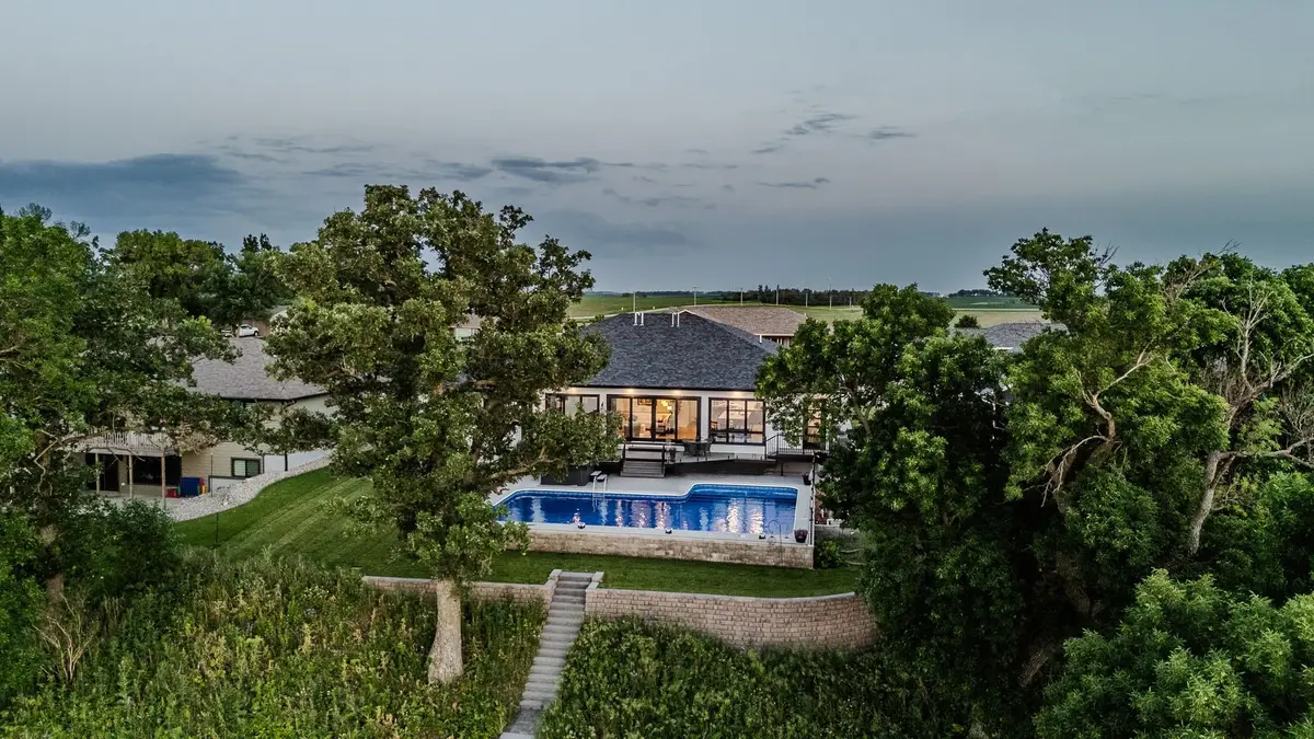 112 W Bay Road, Lake Park, IA 51347 - #1