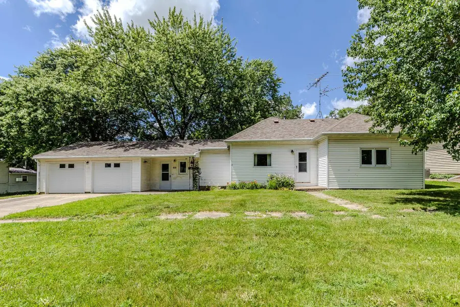107 W 3rd St, Lake Park, IA 51347 - #2